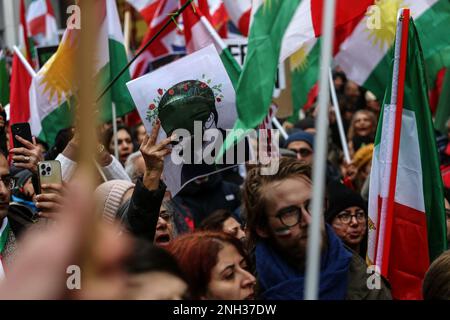 Brüssel, Region Brüssel-Hauptstadt, Belgien. 20. Februar 2023. Demonstranten halten Schilder und iranische und kurdische Flaggen während eines Protests zur Unterstützung der iranischen Widerstandsbewegung am Rande eines Treffens der Außenminister am Sitz der Europäischen Union in Brüssel, Belgien, am 20. Februar 2023. (Kreditbild: © Valeria Mongelli/ZUMA Press Wire) NUR REDAKTIONELLE VERWENDUNG! Nicht für den kommerziellen GEBRAUCH! Stockfoto