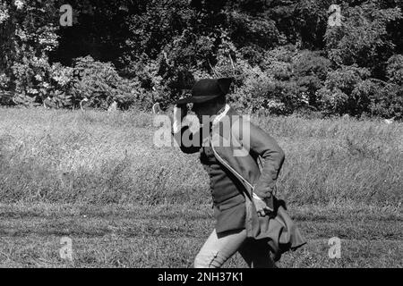 Ein Kolonialsoldat läuft während der Nachstellung der Schlacht von Newbury aus der Schusslinie auf dem Schlachtfeld. Das Bild wurde mit aufgenommen Stockfoto