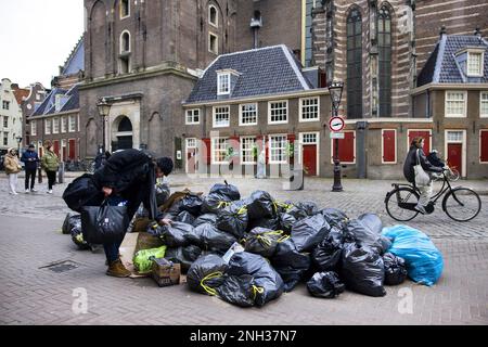 AMSTERDAM - im Stadtzentrum von Amsterdam nimmt die Abfallmenge auf den Straßen am ersten Tag des Streiks der Müllsammler zu. Kommunalbeamte haben sich für einen besseren Tarifvertrag eingesetzt. ANP RAMON VAN FLYMEN niederlande raus - belgien raus Stockfoto