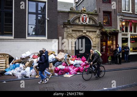AMSTERDAM - im Stadtzentrum von Amsterdam nimmt die Abfallmenge auf den Straßen am ersten Tag des Streiks der Müllsammler zu. Kommunalbeamte haben sich für einen besseren Tarifvertrag eingesetzt. ANP RAMON VAN FLYMEN niederlande raus - belgien raus Stockfoto