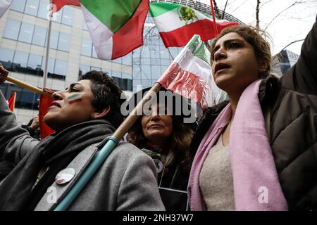 Brüssel, Region Brüssel-Hauptstadt, Belgien. 20. Februar 2023. Demonstranten halten iranische Flaggen während eines Protests zur Unterstützung der iranischen Widerstandsbewegung am Rande eines Treffens der Außenminister am Sitz der Europäischen Union in Brüssel, Belgien, am 20. Februar 2023. (Kreditbild: © Valeria Mongelli/ZUMA Press Wire) NUR REDAKTIONELLE VERWENDUNG! Nicht für den kommerziellen GEBRAUCH! Stockfoto