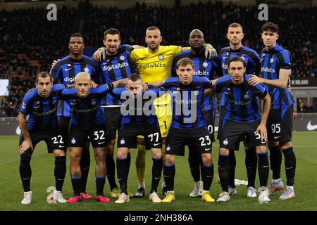 Mailand, Italien. 18. Februar 2023. Italien, Mailand, februar 18 2023: Beginn der Reihe des fc Inter im Mittelfeld für ein Teamfoto während des Fußballspiels FC INTER gegen UDINESE, Serie A 2022-2023 Day23 im Stadion San Siro (Kreditbild: © Fabrizio Andrea Bertani/Pacific Press via ZUMA Press Wire) NUR REDAKTIONELLE VERWENDUNG! Nicht für den kommerziellen GEBRAUCH! Stockfoto