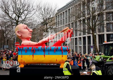 Shrove-Montags-Prozession in Düsseldorf, thematischer Karnevalswagen des Designers Jacques Tilly: Putin badet in einer Badewanne voller Blut Stockfoto