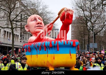 Shrove-Montags-Prozession in Düsseldorf, thematischer Karnevalswagen des Designers Jacques Tilly: Putin badet in einer Badewanne voller Blut Stockfoto