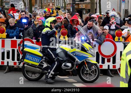 Shrove-Montag-Prozession in Düsseldorf, Polizei für Sicherheit Stockfoto