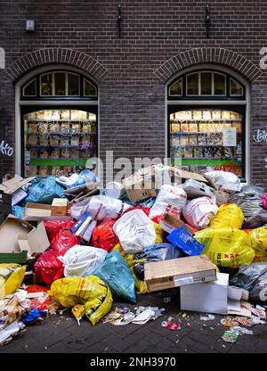 AMSTERDAM - im Stadtzentrum von Amsterdam nimmt die Abfallmenge auf den Straßen am ersten Tag des Streiks der Müllsammler zu. Kommunalbeamte haben sich für einen besseren Tarifvertrag eingesetzt. ANP RAMON VAN FLYMEN niederlande raus - belgien raus Stockfoto