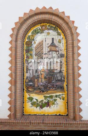 Gefliestes Wandbild, Paseo de las Tradiciones, Cómpeta, Axarquía, Málaga, Andalusien, Südspanien. Competa ist berühmt für seinen süßen Wein Stockfoto