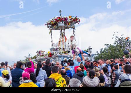 Andujar, Provinz Jaen, Spanien. Jährliche Romeria von La Virgen de la Cabeza. Thron mit Statue von La Virgen und zwei Priestern, die unter mehreren getragen werden Stockfoto