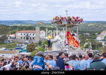 Andujar, Provinz Jaen, Spanien. Jährliche Romeria von La Virgen de la Cabeza. Thron mit Statue von La Virgen und zwei Priestern, die unter mehreren getragen werden Stockfoto