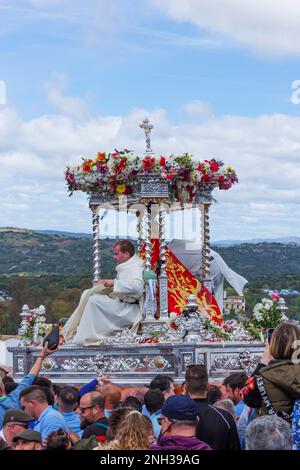 Andujar, Provinz Jaen, Spanien. Jährliche Romeria von La Virgen de la Cabeza. Thron mit Statue von La Virgen und zwei Priestern, die unter mehreren getragen werden Stockfoto