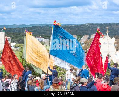 Andujar Provinz Jaen Spanien jährliche Romeria von La Virgen de la Cabeza. Flaggen und Banner, die von den verschiedenen Bruderschaften getragen werden, die von allen reisen Stockfoto