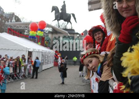 Köln, Deutschland. 20. Februar 2023. Feierliche Besucher sehen die Rosen-Montags-Karnevalsparade in Köln, 20. Februar 2023. Kredit: Shan Weiyi/Xinhua/Alamy Live News Stockfoto