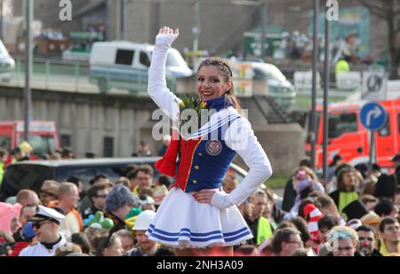 Köln, Deutschland. 20. Februar 2023. Am 20. Februar 2023 nimmt ein Feier an der Rosenmontags-Karnevalsparade in Köln Teil. Kredit: Shan Weiyi/Xinhua/Alamy Live News Stockfoto