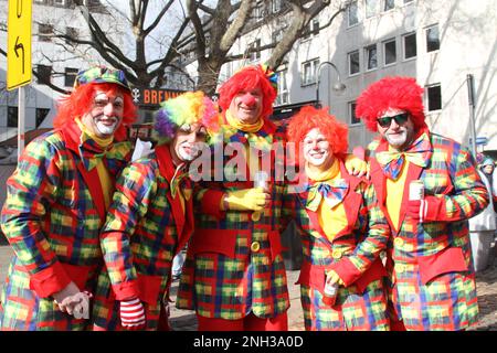 Köln, Deutschland. 20. Februar 2023. Feierliche posieren für Fotos während der Rosenmontags-Karnevalsparade in Köln, Deutschland, 20. Februar 2023. Kredit: Shan Weiyi/Xinhua/Alamy Live News Stockfoto