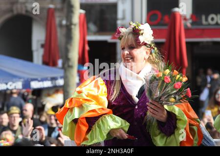 Köln, Deutschland. 20. Februar 2023. Am 20. Februar 2023 nimmt ein Feier an der Rosenmontags-Karnevalsparade in Köln Teil. Kredit: Shan Weiyi/Xinhua/Alamy Live News Stockfoto