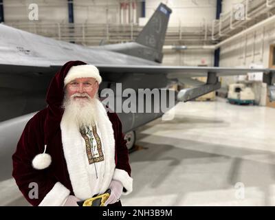 Der Weihnachtsmann besuchte am 9. Dezember 2022 den 148. Kampfflügel der Minnesota Air National Guard für eine Weihnachtsfeier der Kinder, die vom 148. Family Programs Office ausgerichtet wurde. Der Weihnachtsmann posierte mit einem der F-16-Kampfflugzeuge des Flügels Falcon vor der Sonderveranstaltung, an der über 100 Soldaten und Kinder teilnahmen. Stockfoto