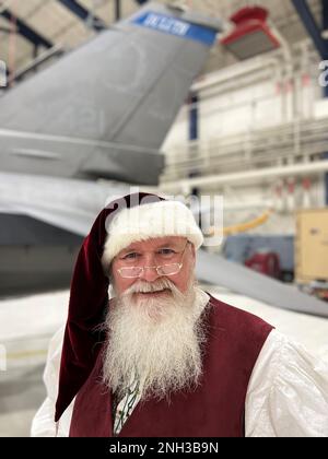 Der Weihnachtsmann besuchte am 9. Dezember 2022 den 148. Kampfflügel der Minnesota Air National Guard für eine Weihnachtsfeier der Kinder, die vom 148. Family Programs Office ausgerichtet wurde. Der Weihnachtsmann posierte mit einem der F-16-Kampfflugzeuge des Flügels Falcon vor der Sonderveranstaltung, an der über 100 Soldaten und Kinder teilnahmen. Stockfoto