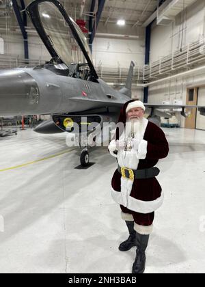 Der Weihnachtsmann besuchte am 9. Dezember 2022 den 148. Kampfflügel der Minnesota Air National Guard für eine Weihnachtsfeier der Kinder, die vom 148. Family Programs Office ausgerichtet wurde. Der Weihnachtsmann posierte mit einem der F-16-Kampfflugzeuge des Flügels Falcon vor der Sonderveranstaltung, an der über 100 Soldaten und Kinder teilnahmen. Stockfoto