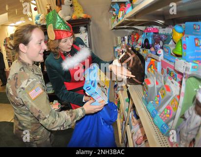 CPL. Amy Maulo, 544. Militärpolizeieinheit, Shoppen mit Unterstützung von Cindy Simerly, Ehefrau von Major General Mark T. Simerly, CASCOM und dem kommandierenden General Fort Lee, während des Holiday Helper Association Open House, das am 9. Dezember im Spielwarenladen der Organisation stattfand. Etwa 20 Soldaten – mit Unterstützung der Fort Lee Kommandoteams – erhielten während der Veranstaltung die Gelegenheit, in HHA's Spielzeugladen einzukaufen. HHA unterstützt die Familien von mehr als 400 Militärangehörigen und verwundeten Kriegern während der Weihnachtszeit und darüber hinaus. (Foto: T. Anthony Bell) Stockfoto