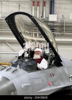 Der Weihnachtsmann besuchte am 9. Dezember 2022 den 148. Kampfflügel der Minnesota Air National Guard für eine Weihnachtsfeier der Kinder, die vom 148. Family Programs Office ausgerichtet wurde. Santa unternahm diesen besonderen Ausflug in einem der F-16 Kampfflugzeuge des Flügels Falcon und konnte mit über 100 Soldaten und Kindern einen Besuch abstatten. Stockfoto