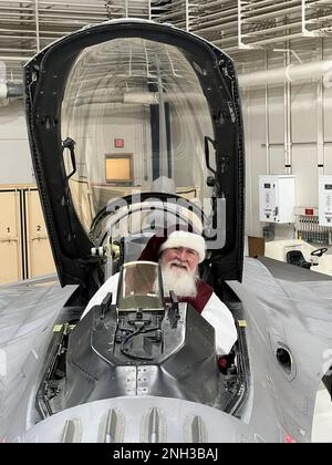 Der Weihnachtsmann besuchte am 9. Dezember 2022 den 148. Kampfflügel der Minnesota Air National Guard für eine Weihnachtsfeier der Kinder, die vom 148. Family Programs Office ausgerichtet wurde. Santa unternahm diesen besonderen Ausflug in einem der F-16 Kampfflugzeuge des Flügels Falcon und konnte mit über 100 Soldaten und Kindern einen Besuch abstatten. Stockfoto