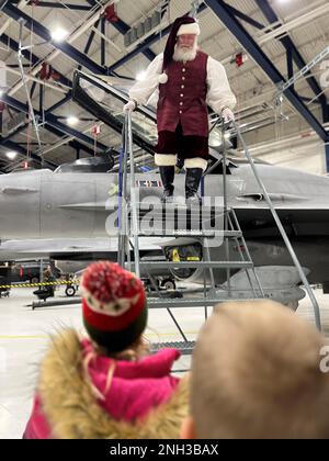 Der Weihnachtsmann besuchte am 9. Dezember 2022 den 148. Kampfflügel der Minnesota Air National Guard für eine Weihnachtsfeier der Kinder, die vom 148. Family Programs Office ausgerichtet wurde. Santa unternahm diesen besonderen Ausflug in einem der F-16 Kampfflugzeuge des Flügels Falcon und konnte mit über 100 Soldaten und Kindern einen Besuch abstatten. Stockfoto