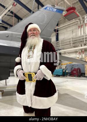 Der Weihnachtsmann besuchte am 9. Dezember 2022 den 148. Kampfflügel der Minnesota Air National Guard für eine Weihnachtsfeier der Kinder, die vom 148. Family Programs Office ausgerichtet wurde. Der Weihnachtsmann posierte mit einem der F-16-Kampfflugzeuge des Flügels Falcon vor der Sonderveranstaltung, an der über 100 Soldaten und Kinder teilnahmen. Stockfoto