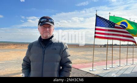 Willie Wellbrook, pensionierter Air Force Master Sergeant und Freund von Sergeant 1. Class Randy Oler, beobachtet die Action in Sizilien Drop Zone während des 2022 stattfindenden Randy Oler Memorial Toy Drop 2,0, einer kombinierten Flugtrainingsereignis der USA Army Civil Affairs and Psychological Operations Command (Airborne) in Zusammenarbeit mit Fort Bragg vor Ort und den Airborne Organizations der Partnerstaaten in Fort Bragg, NC, ab dem 5-12. Dezember 2022. Die Veranstaltung verbessert die gemeinsame Validierung, Standardisierung und Interoperabilität des Flugbetriebs mit den Partnerländern und bietet gleichzeitig eine gemeinschaftsweite Öffentlichkeitsarbeit. Stockfoto