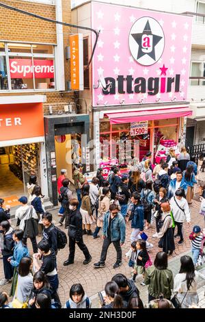 Tokio, Harajuku, Takeshita Straße. Blick von oben, Menschenmassen, die durch die schmale Fußgängerzone gehen, vorbei an der Attasgirl Fashion Boutique. Stockfoto