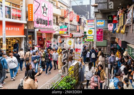 Tokio, Harajuku, Takeshita Straße. Blick von oben, Menschenmassen, die durch die schmale Fußgängerzone gehen, vorbei an der Attasgirl Fashion Boutique. Stockfoto