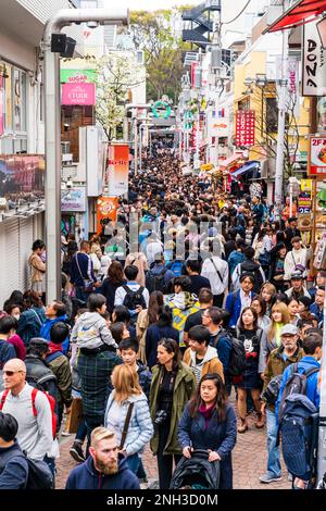 Takeshita Straße in Harajuku, Tokio. Blick auf die berühmte Fußgängerzone Einkaufsstraße mit japanischen und ausländischen Touristen am Tag überfüllt. Stockfoto