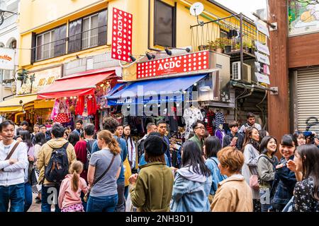 Tokio, Harajuku, Takeshita Straße. Menschenmassen, die durch die schmale Fußgängerzone an der berühmten ACDC Rag Modeboutique vorbeigehen. Stockfoto