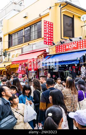 Tokio, Harajuku, Takeshita Straße. Menschenmassen, die durch die schmale Fußgängerzone an der berühmten ACDC Rag Modeboutique vorbeigehen. Stockfoto