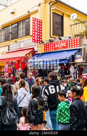 Tokio, Harajuku, Takeshita Straße. Menschenmassen, die durch die schmale Fußgängerzone an der berühmten ACDC Rag Modeboutique vorbeigehen. Stockfoto