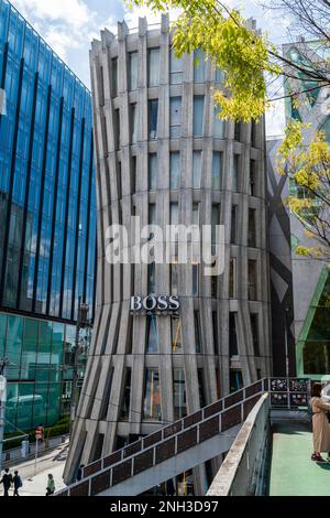 Hugo Boss Flagship Store in Omotesando, Tokio. Designer Norihiko Dan. Mehrere Blatt Säulen aus Stahlbeton. Tagsüber. Stockfoto