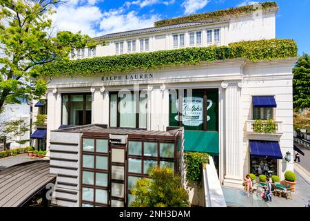 Ralph Lauren Flagship Store mit Ralph's Coffee Shop. Tagsüber hat man einen Blick auf die weiße neoklassizistische Fassade des Gebäudes mit blauem Himmel. Stockfoto