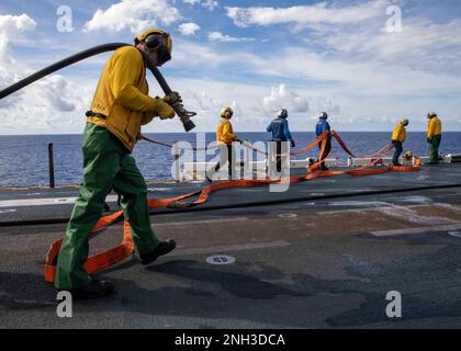 221209-N-IV962-2183 CELEBES SEA (9. Dez. 2022) – Seeleute verstauen Schläuche während einer allgemeinen Quartierübung an Bord des Amphibienschiffs USS Makin Island (LHD 8), 9. Dez. 2022. Sowohl im Hafen als auch auf dem Weg werden Übungen zur Schadensbegrenzung eingesetzt, um sicherzustellen, dass die Seeleute über eine angemessene Ausbildung zur Bekämpfung etwaiger Unfälle verfügen. Die Makin Island Amphibious Ready Group, bestehend aus dem Amphibienschiff USS Makin Island (LHD 8) und der Amphibienladerampe USS Anchorage (LPD 23) und der USS John P. Murtha (LPD 26), ist im US-Flottengebiet 7. mit der eingeleiteten Marine Expeditio 13. tätig Stockfoto