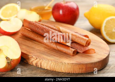 Köstliche Fruchtlederrollen auf Holztisch, Nahaufnahme Stockfoto