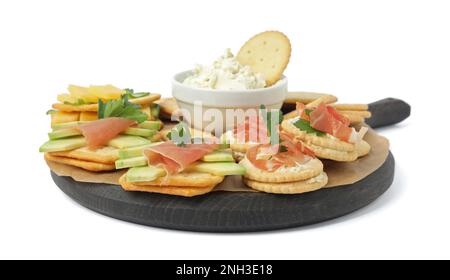 Verschiedene Snacks mit gesalzenen Crackern auf weißem Hintergrund Stockfoto