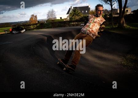 Frankreich, Bretagne, Langueux auf 2022-12-17. Dokumentarreihe über die Jugend des Ballungsraums Brioche mit Skateboarden als Tor. Foto von Stockfoto