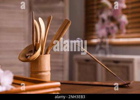 Teevase mit Bambuswerkzeugen für traditionelle Teezeremonie auf dem Tisch Stockfoto