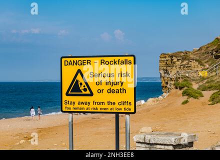 Warnschild Steinschlaggefahr an der Jurassic Coast, Hive Beach, Burton Bradstock, Dorset, England, UK Stockfoto