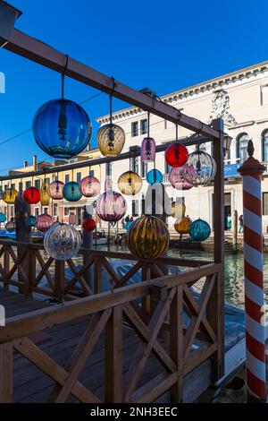 Murano-Glaslichter mit Reflexionen gegenüber dem Museo del Vetro Murano-Glasmuseum in Murano, Venedig, Italien im Februar Stockfoto