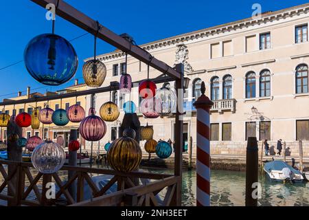 Murano-Glaslichter mit Reflexionen gegenüber dem Museo del Vetro Murano-Glasmuseum in Murano, Venedig, Italien im Februar Stockfoto