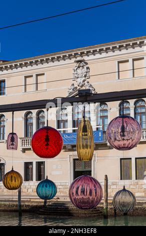 Murano-Glaslichter mit Reflexionen gegenüber dem Museo del Vetro Murano-Glasmuseum in Murano, Venedig, Italien im Februar Stockfoto