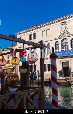 Murano-Glaslichter mit Reflexionen gegenüber dem Museo del Vetro Murano-Glasmuseum in Murano, Venedig, Italien im Februar Stockfoto