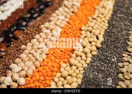 Verschiedene Körner und Samen als Hintergrund, Nahaufnahme. Vegetarische Diät Stockfoto