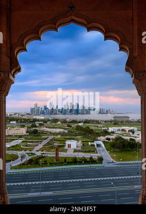 Die Panorama-Skyline von Doha, Katar bei Sonnenaufgang Stockfoto