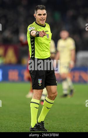 Schiedsrichter Simone Sozza Gesten während des Fußballspiels der Serie A zwischen AS Roma und Hellas Verona im Olimpico-Stadion in Rom (Italien), Februar 19., Stockfoto