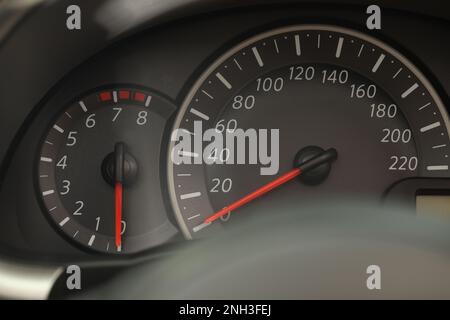 Tachometer und Drehzahlmesser auf dem Armaturenbrett eines modernen Autos Stockfoto